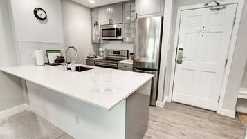 Réfrigérateur, micro-ondes, four, plaque de cuisson