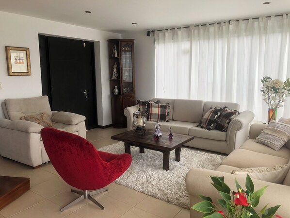 Living area - located in the countryside just 8 kmt from the city and views of the mountains (Bajo Tablazo)