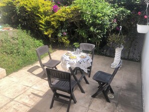 Outdoor dining - located in the countryside just 8 kmt from the city and views of the mountains (Bajo Tablazo)