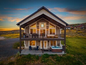 Terrace/patio - Hot Tub! Arcade Games! Views! Ideal Beach! Hillside Retreat! (Garden City)