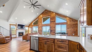Una cocina amplia con armarios de madera, una isla grande y una chimenea.