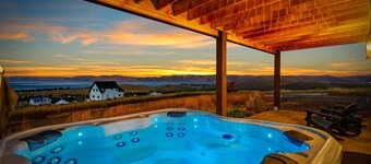 Hot Tub! Arcade Games! Views! Ideal Beach! Hillside Retreat!