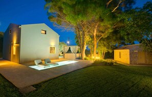 Exterior - Stylish Romantic Retreat, A/C, 2 Private Pools, Garden with Ancient Trees & Sea Views - Near Spartia (Spartia)