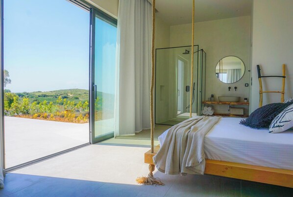 1 habitación, tabla de planchar con plancha y cuna de viaje 