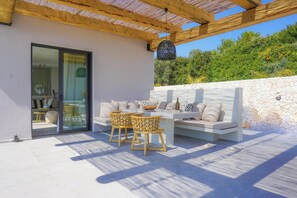 Outdoor dining - Romantic Retreat for Couples, A/C, Private Pool, Panoramic Sea Views - 5mins to Spartia & Beach! (Spartia)