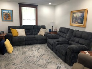 Living area - "The Oz experience at Kelly's House".
There's no place like home! (Atchison)