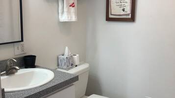 Een douche, een haardroger, handdoeken, zeep