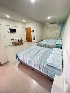 Quarto família | Escrivaninha, roupa de cama