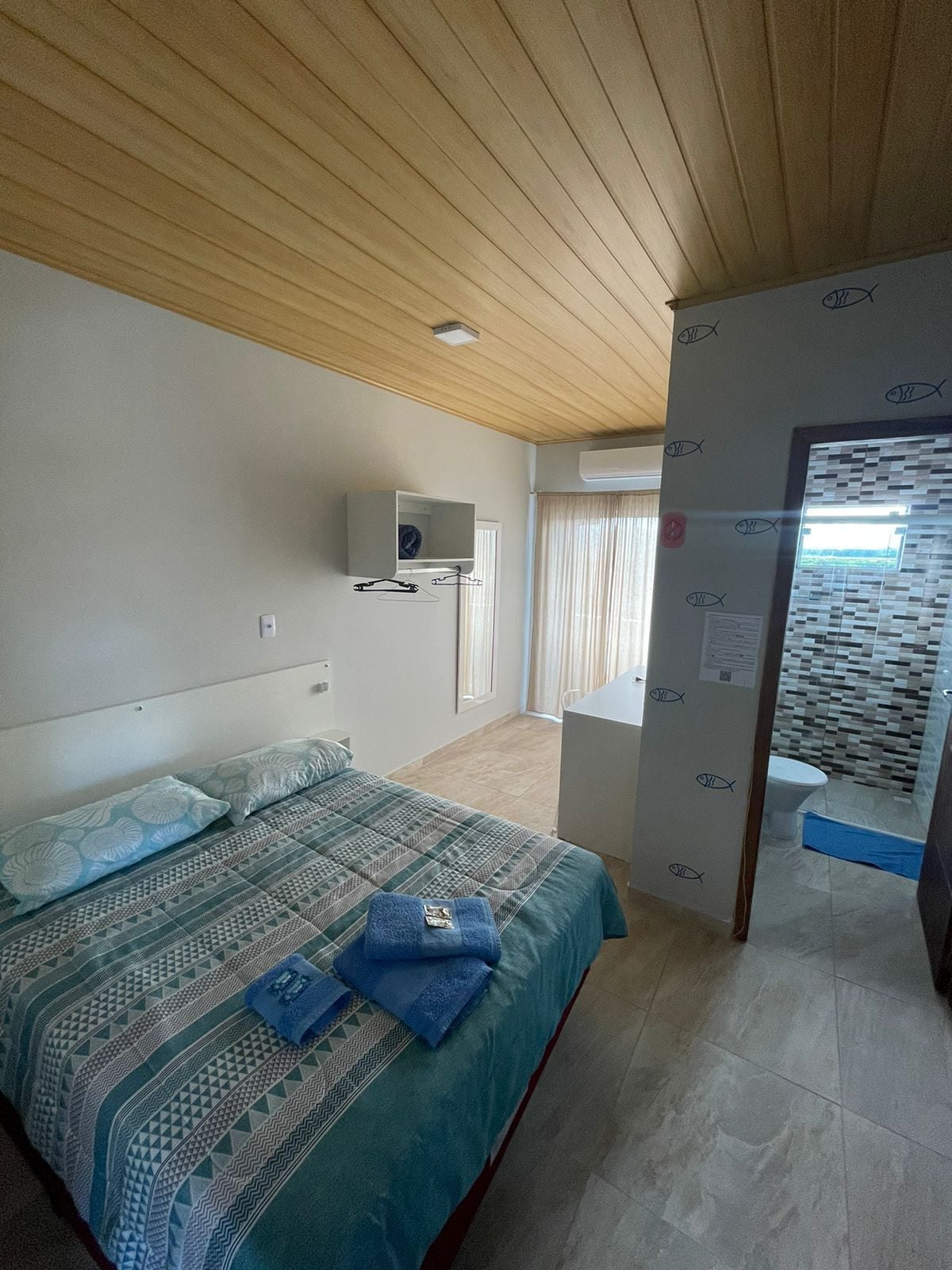 Quarto casal conforto | Escrivaninha, roupa de cama