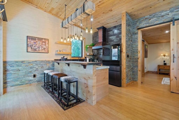 Fridge, oven, stovetop, coffee/tea maker