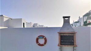 A rooftop with a brick-built outdoor oven and a lifebuoy attached to the wall. - Villa Martina, Lugar Ideal Para Disfrutar Sol@ o en Familia (Playa Blanca)