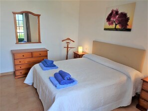 3 slaapkamers, een bureau, een strijkplank/strijkijzer, wifi
