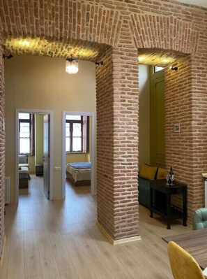 المنشأة من الداخل