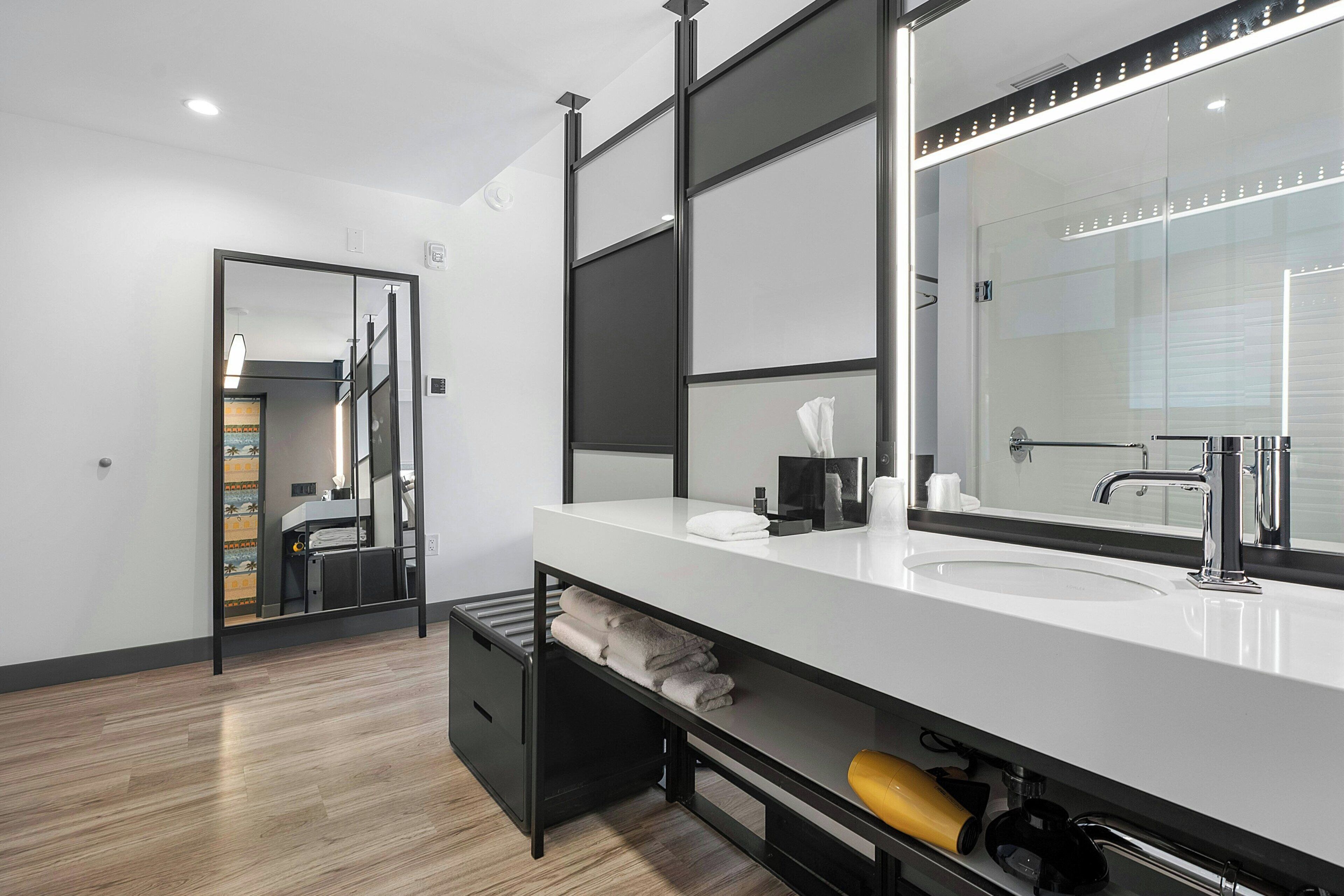 room, 1 king bed, non smoking, city view | bathroom | hair dryer, towels, soap, shampoo