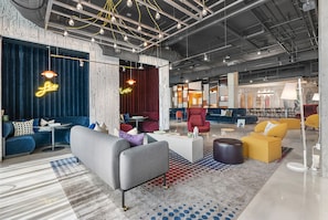 2 bars/lounges
