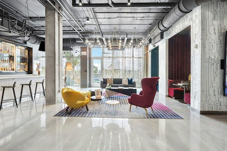 2 bars/lounges