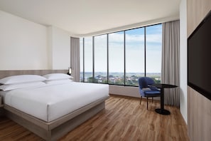 Deluxe Room, 1 King Bed, City View, Corner