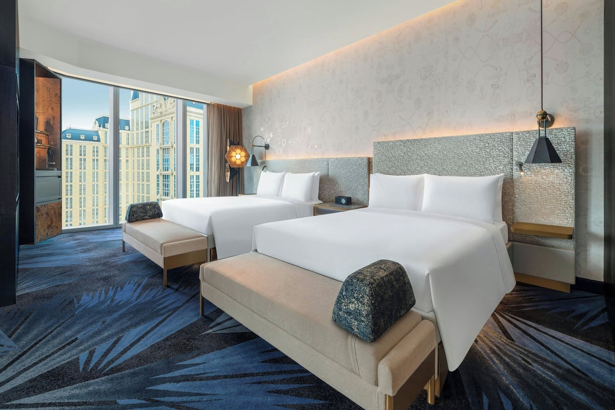 Phòng, 2 giường đôi, quang cảnh thành phố (Corner) | Minibar, két bảo mật tại phòng, bàn, màn/rèm cản sáng 
