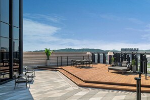 Minibar, caja de seguridad en la habitación y escritorio 