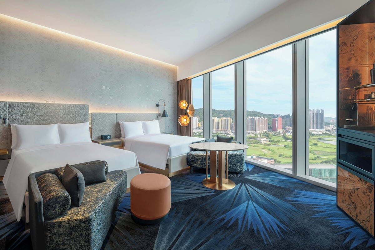 Phòng, 2 giường đôi, quang cảnh thành phố | Minibar, két bảo mật tại phòng, bàn, màn/rèm cản sáng 