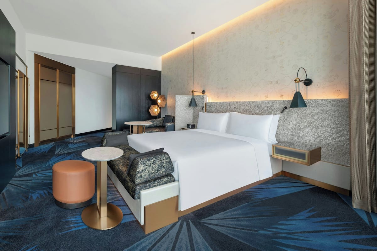 Phòng, 1 giường cỡ king, quang cảnh thành phố (Corner) | Minibar, két bảo mật tại phòng, bàn, màn/rèm cản sáng 