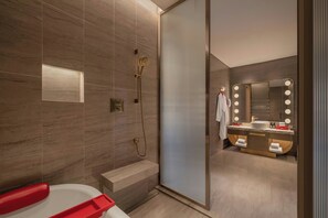 Separate tub and shower, hydromassage showerhead, free toiletries - W Macau - Studio City (Cotai)