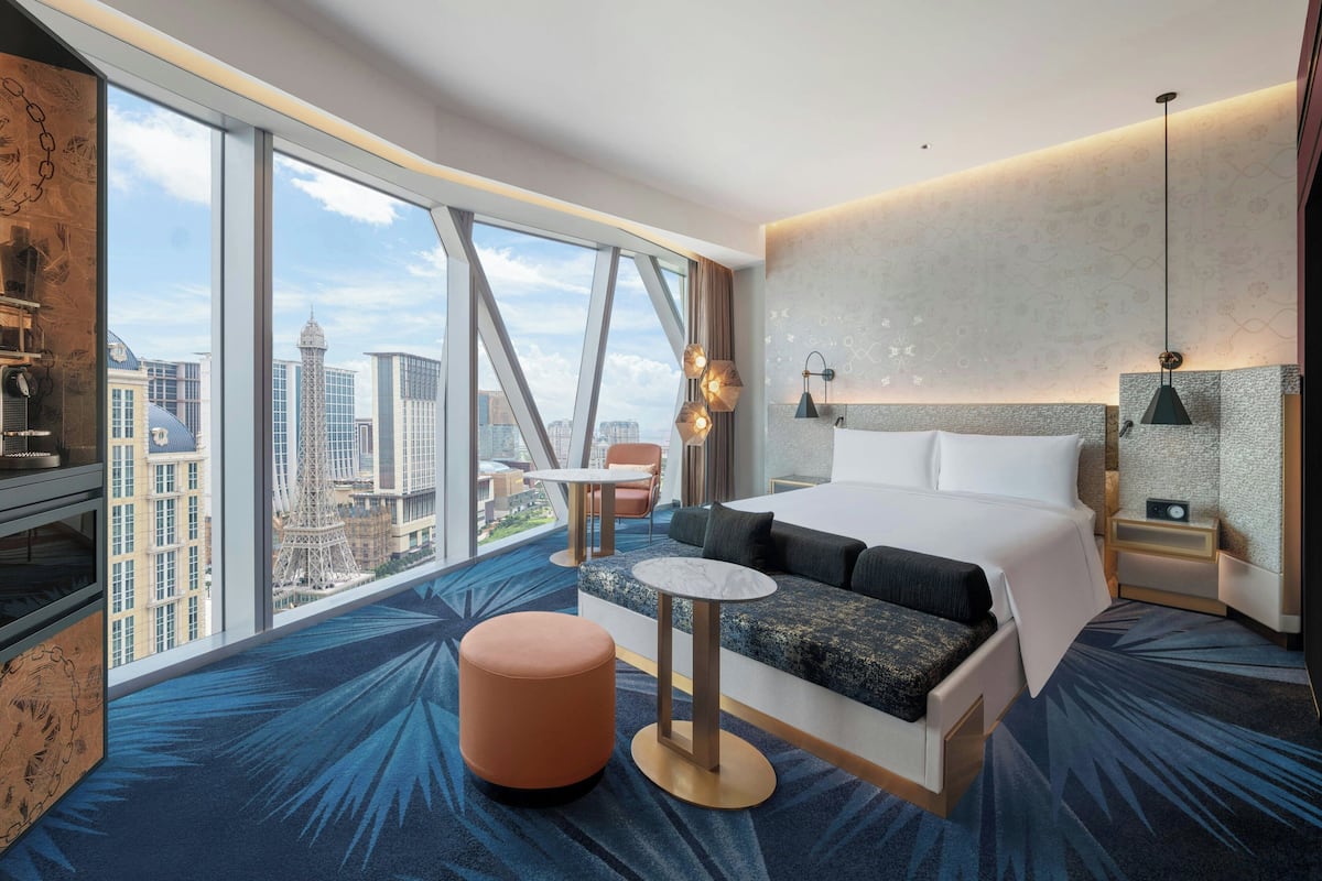 Kamer, 1 kingsize bed | Een minibar, een kluis op de kamer, een bureau, verduisterende gordijnen