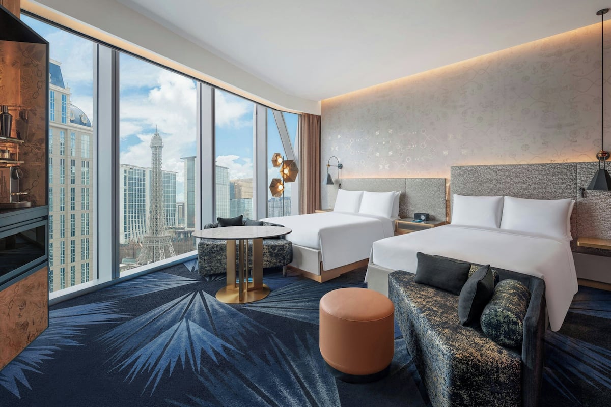 Phòng, 2 giường đôi | Minibar, két bảo mật tại phòng, bàn, màn/rèm cản sáng 
