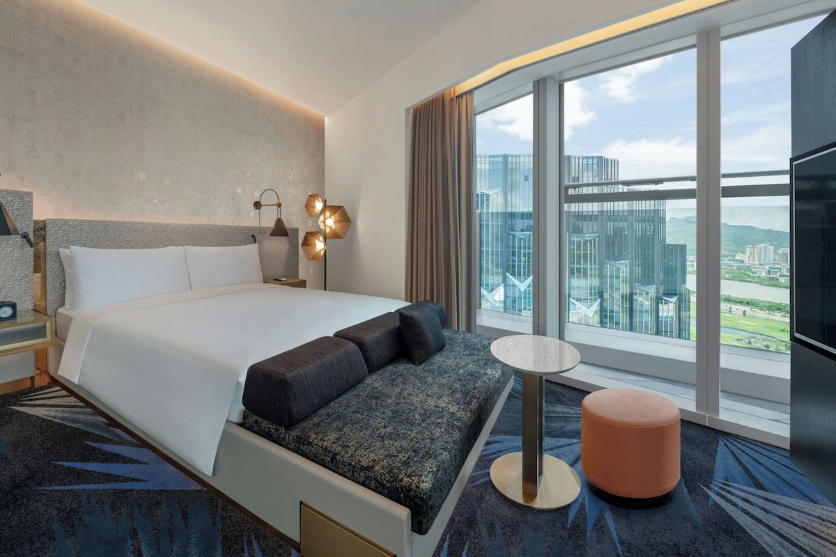 Kamer, 1 kingsize bed, terras (Mega Room) | Een minibar, een kluis op de kamer, een bureau, verduisterende gordijnen