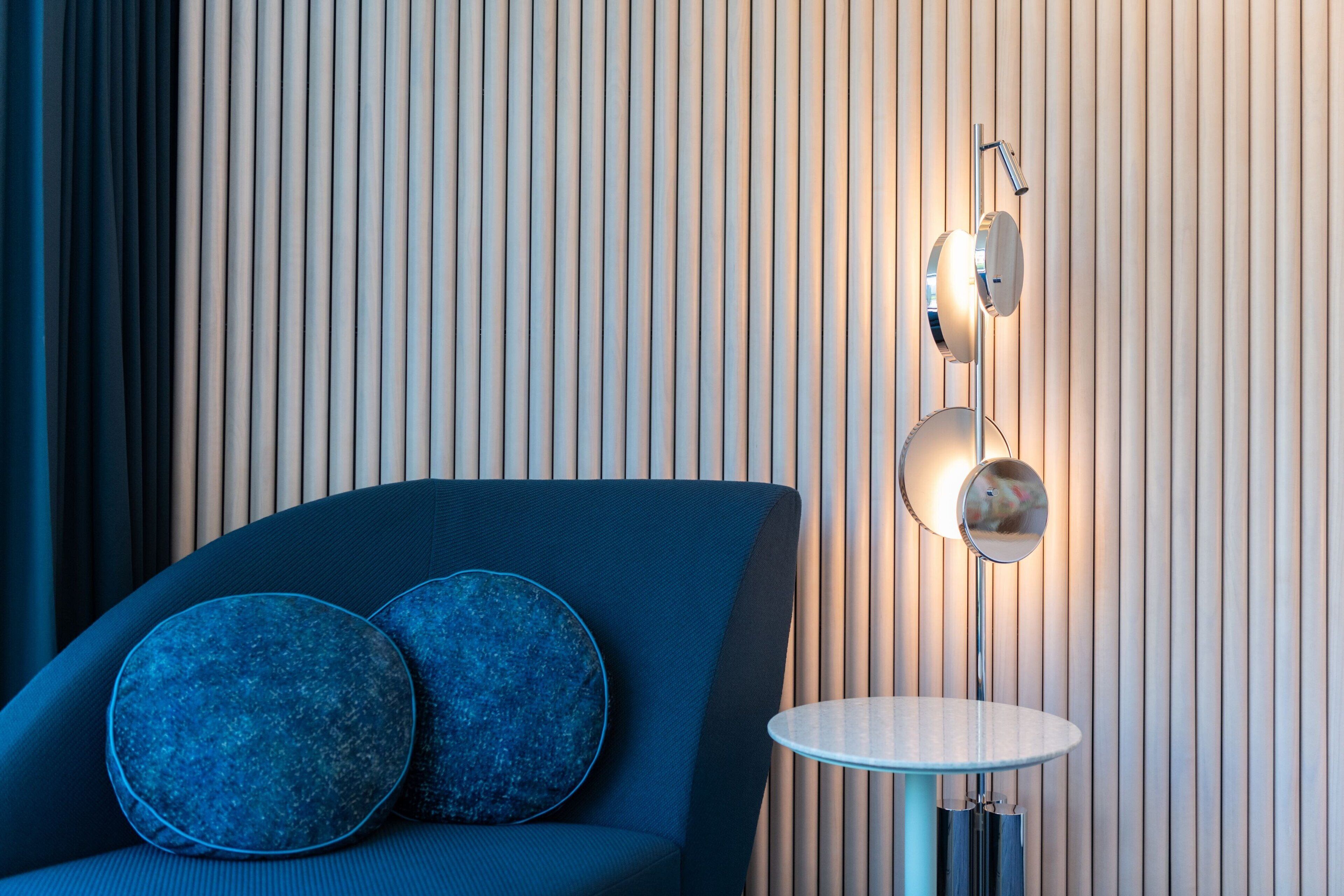 4 bars/lounges, poolside bar