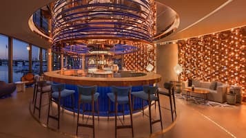 4 bares, bar junto a la piscina