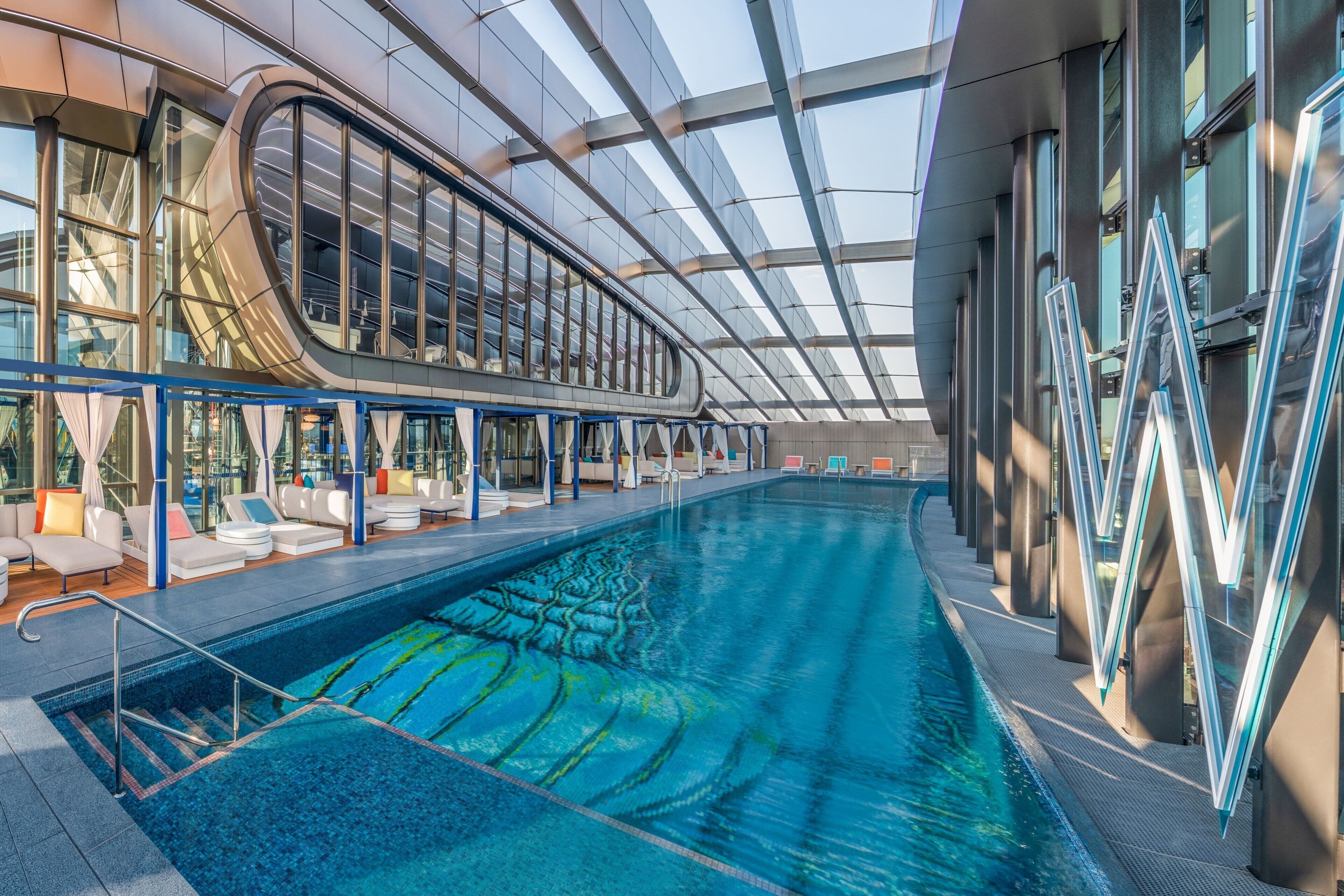 Piscina interna, piscina externa, funciona das 6h às 17h30, barracas