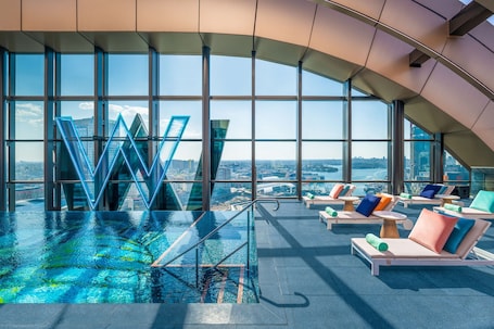 Una piscina techada, una piscina al aire libre