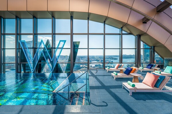 Alberca techada, alberca al aire libre y camas balinesas (con cargo)