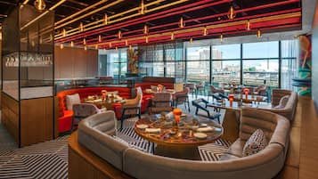 3 restaurants; breakfast, lunch and dinner served