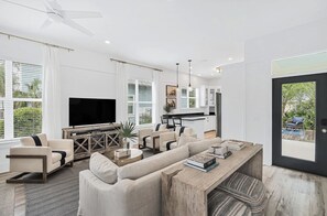 TV, books - 🦩Book Me Baby! Seagrove Harbor 30A~Private Pool🦩 (Santa Rosa Beach)