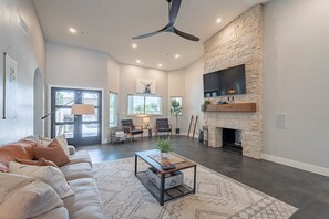 TV, fireplace - Luxury Scottsdale Villa with Heated Pool and Spa (Scottsdale)