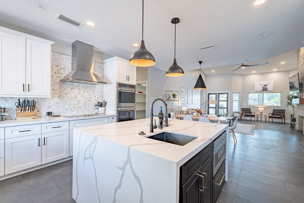 Microwave, oven, stovetop, dishwasher - Luxury Scottsdale Villa with Heated Pool and Spa (Scottsdale)