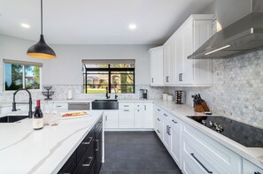 Micro-ondes, four, plaque de cuisson, lave-vaisselle