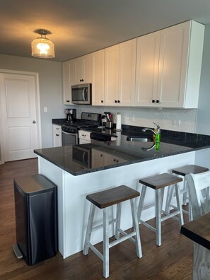 Jääkaappi, mikroaaltouuni, uuni, liesi