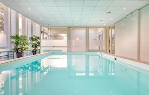 Una piscina cubierta