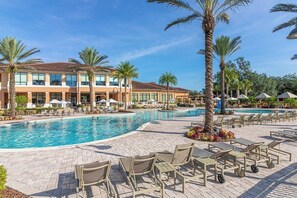 Outdoor pool, a heated pool - Themed home - Private Spa and Patio - 5 mins to Disney - Walk to Old Town (Kissimmee)