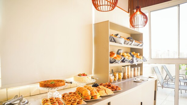 Ein Buffet mit verschiedenen Speisen und einer Torte.