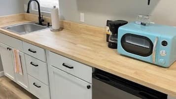 Frigorífic, microones, placa de cuina i cafetera i tetera