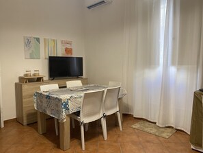 Dining - Sampolo 70 Giovi 1 km from the port 100 mt Giachery station. (Palermo)