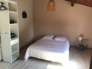 3 bedrooms, desk, iron/ironing board, travel cot
