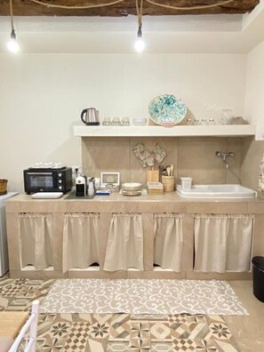 Fridge, oven, stovetop, coffee/tea maker - Donna Petronilla Southern House (pianopoli)