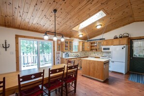 Fridge, microwave, oven, stovetop - Beautiful Waterfront cottage at Bird Lake, Muskoka, with long water line (Bracebridge)
