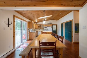 Dining - Beautiful Waterfront cottage at Bird Lake, Muskoka, with long water line (Bracebridge)