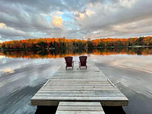 Beautiful Waterfront cottage at Bird Lake, Muskoka, with long water line